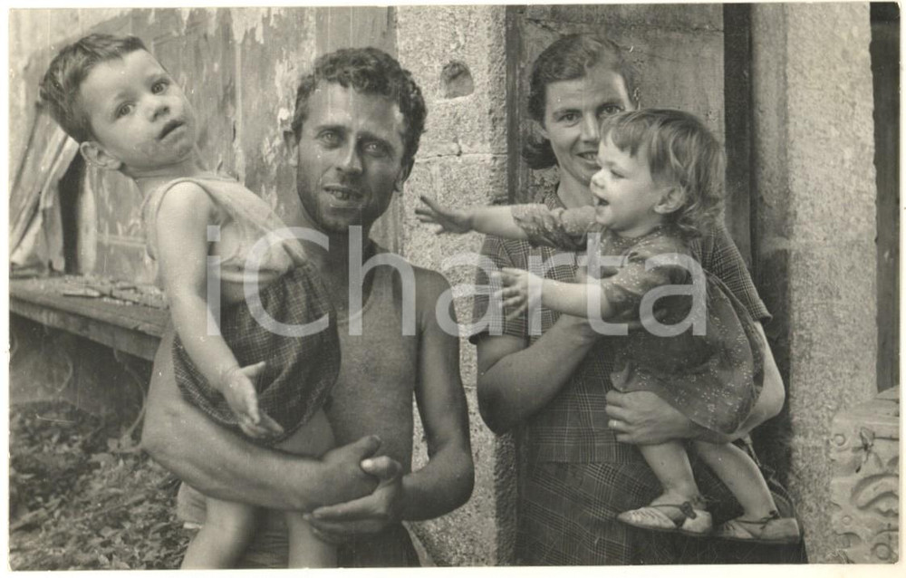 Fotografia d epoca originale 1965 ca ITALIA CENTRALE Famiglia di senzatetto in abbazia abbandonata Foto 2 1
