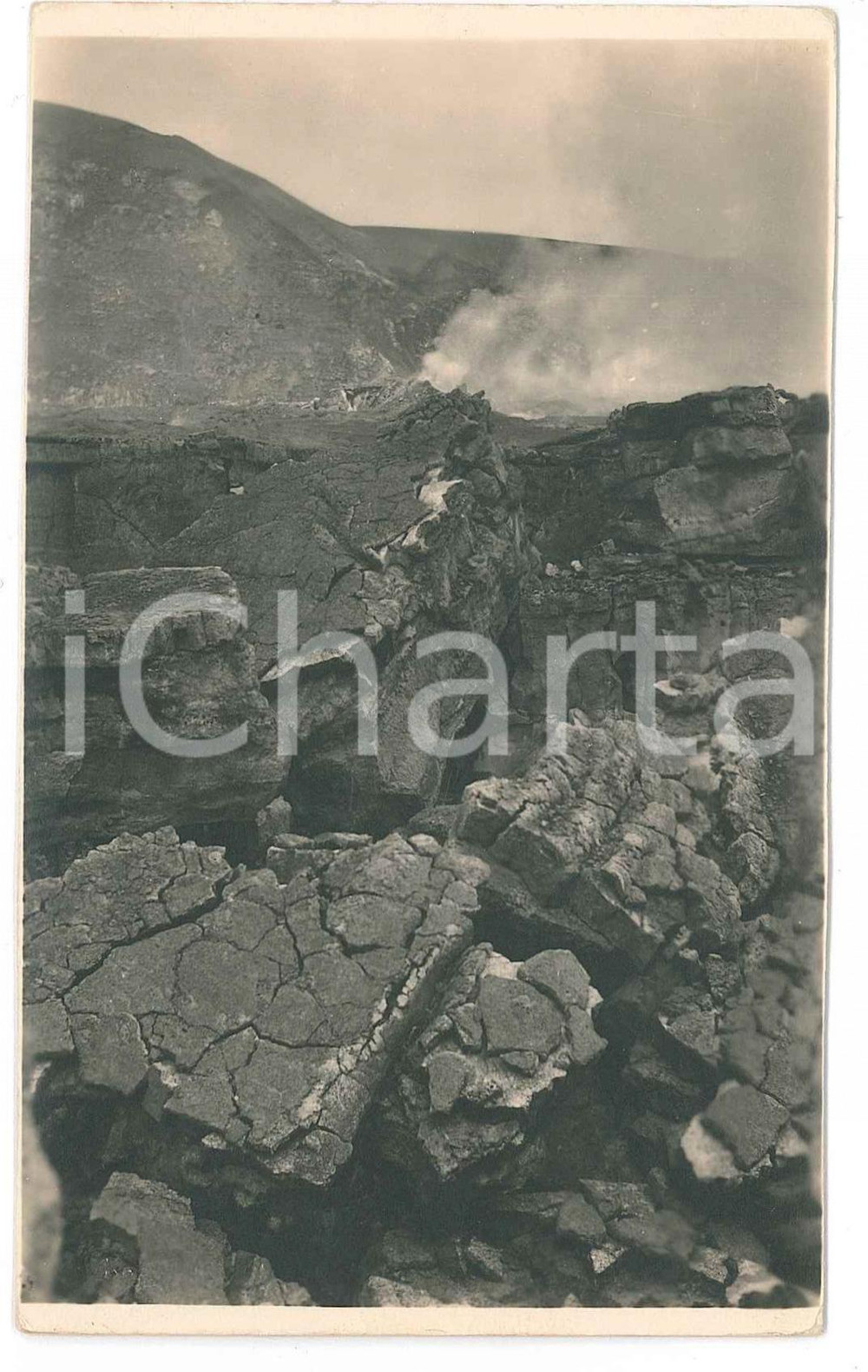 1930 ZAGOURSKI «L'Afrique qui disparaît» KIVU - Volcan NYAMURAGIRA Postcard (2)  Fotocartolina postale d'epoca, appartenente alla serie &laquo;L'Afrique qui dispara&icirc;t&raquo; del fotografo Casimir Zagourski (L&eacute;opoldville).N&deg; 87, non viaggiata.CONDIZIONI: G FORMATO: 9x14 cm    originale e autentica 1