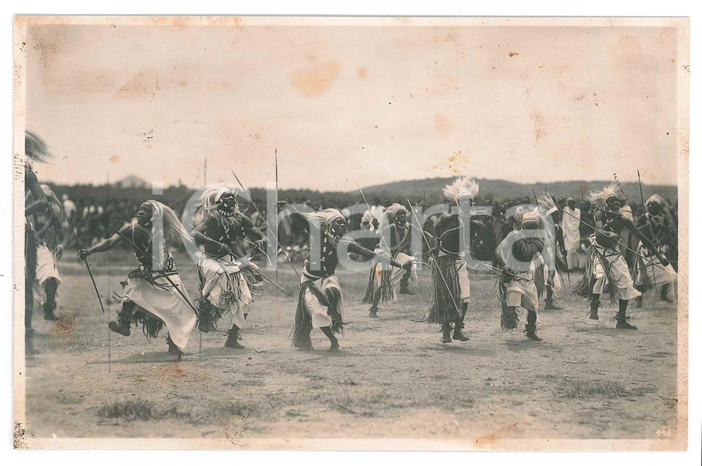 1930 ca C. ZAGOURSKI «L'Afrique qui disparaît» RUANDA Danses *Postcard 116  Fotocartolina postale d'epoca, appartenente alla 2^ serie &laquo;L'Afrique qui dispara&icirc;t&raquo; del fotografo Casimir Zagourski (L&eacute;opoldville).N&deg; 116, non viaggiata.CONDIZIONI: VP (macchie)FORMATO: 14x9 cm    originale e autentica 1