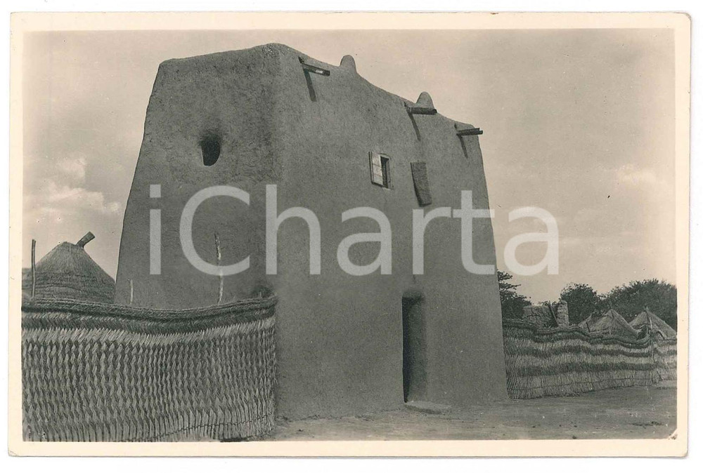 1930 ca C. ZAGOURSKI «L'Afrique qui disparaît»  A.E.F. Une maison arabe Postcard  Fotocartolina postale d'epoca, appartenente alla serie &laquo;L'Afrique qui dispara&icirc;t&raquo; del fotografo Casimir Zagourski (L&eacute;opoldville).N&deg; 149, non viaggiata.CONDIZIONI: G FORMATO: 14x9 cm    originale e autentica 1