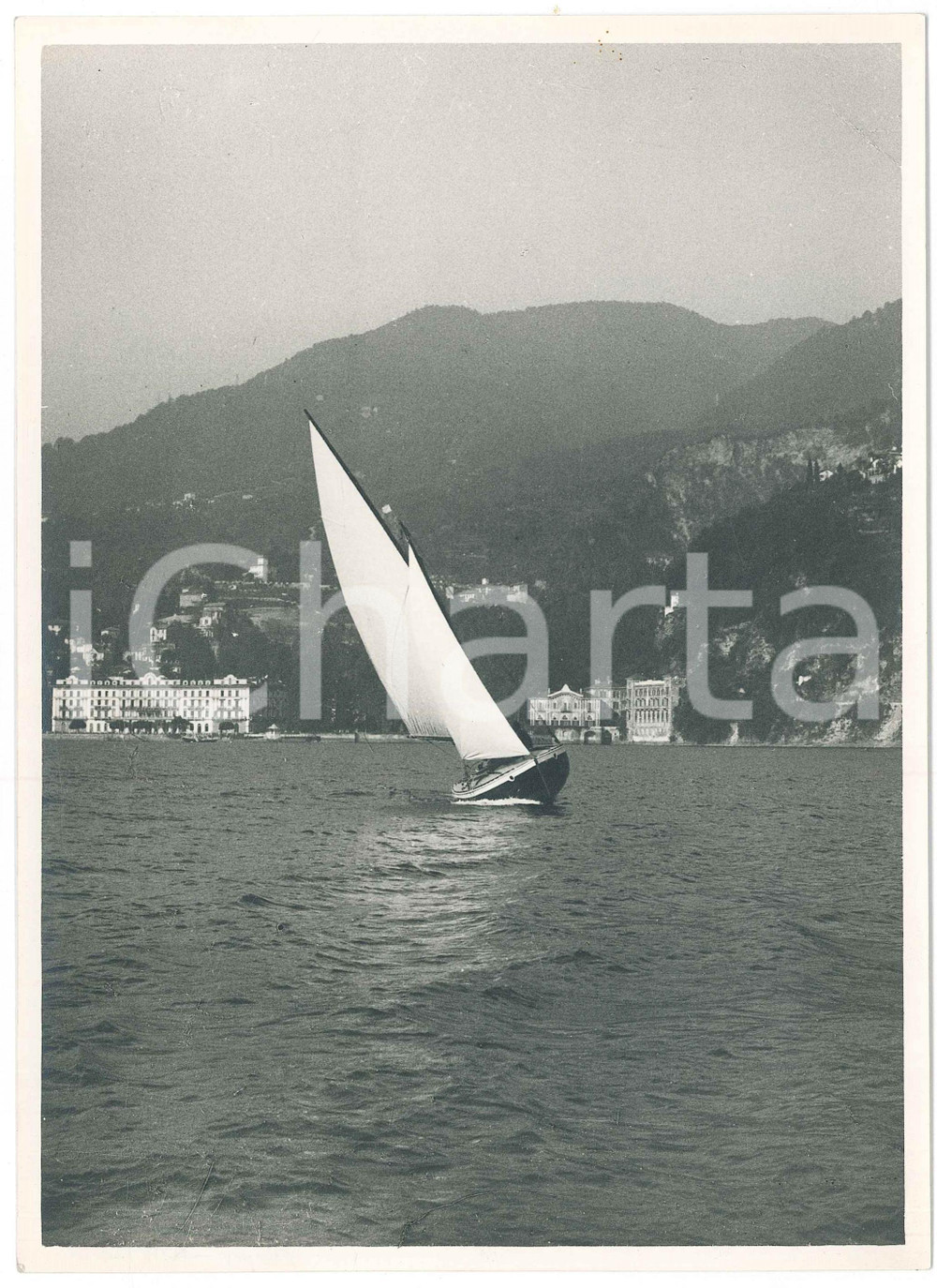 1960 ca LAGO DI GARDA Veduta con barca a vela - Foto artistica (1) Fotografia originale d'epoca. FAIR/discreto lievi macchie superficiali Formato: 18x24 cm originale e autentica 1
