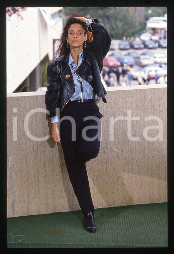 Sonia BRAGA - Festival di CANNES 1988 - Ritratto *35mm vintage slide 22 Diapositiva originale, in formato 35 mm.Per i diritti rivolgersi a ICharta.E' severamente vietata la riproduzione. Tutti i diritti sono riservati.ICharta mette in vendita, sul negozio eBay e in esclusiva sul sito "icharta" il proprio archivio composto da numerose diapositive e negativi fotografici d'epoca, tutti originali e autentici, che attraversano la storia del costume tra la fine degli anni Sessanta e Novanta.Si tratta di uno sguardo inedito sull'attualità, la politica, la vita quotidiana, il gossip e la cultura, che fotografa il cambiamento della nazione in quest'ultimo scorcio del XX secolo. Un'occasione unica per il mercato del collezionismo, che vede finalmente disponibile un archivio eccezionale per vastità, tematiche e condizioni, in un settore (il negativo fotografico e la diapositiva) di assoluta novità e dalle interessanti prospettive di investimento.  GOOD/buono   originale e autentica 1