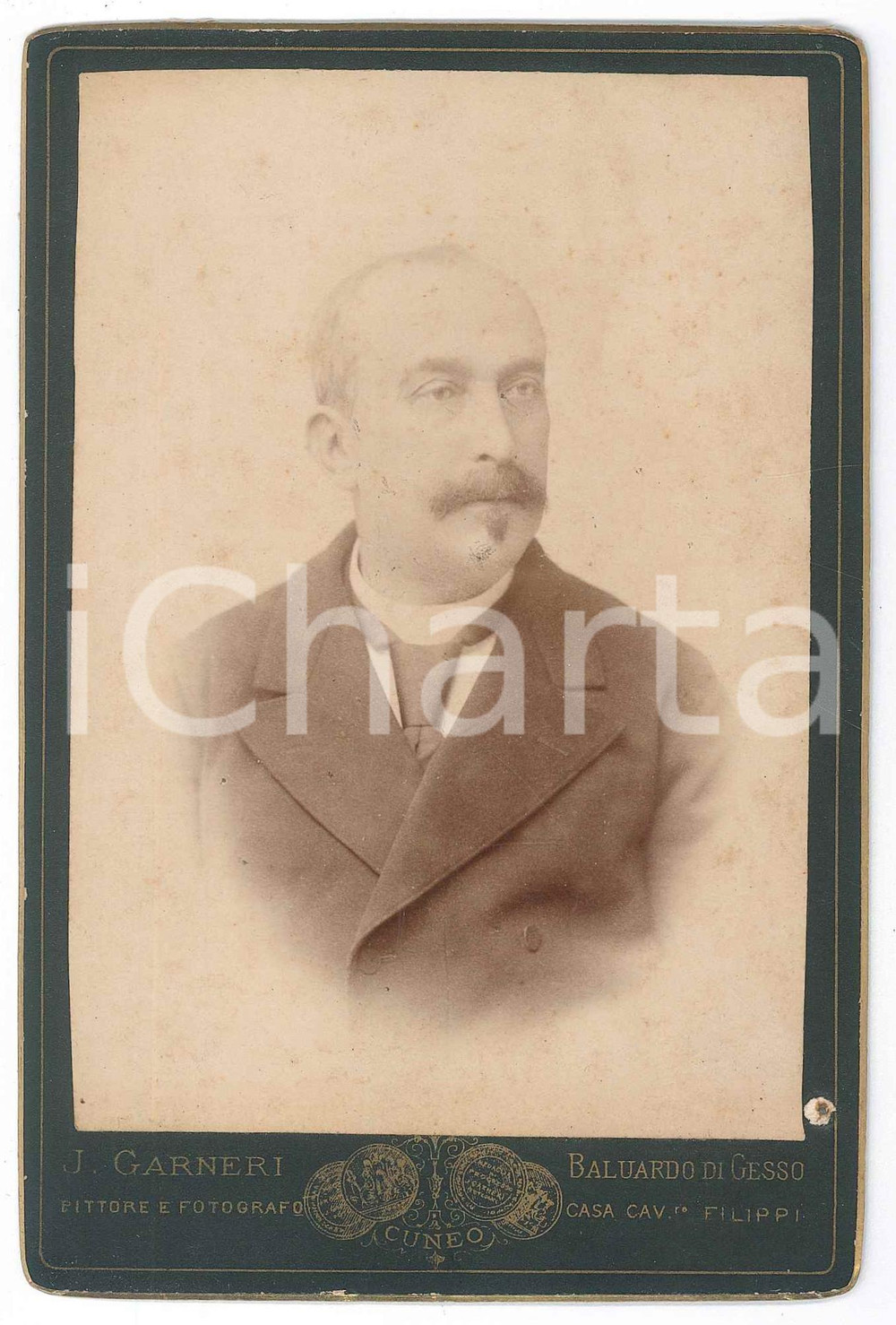 1890 ca BALUARDO DI GESSO / CUNEO Ritratto maschile - Foto GARNERI 11x16 cm Fotografia d'epoca, montata su cartoncino rigido.FOTOGRAFO: Ippolito Garneri - Casa Cav. Filippi - Baluardo di Gesso FAIR/discreto piccolo foro di affissione al lato destro Formato: 11x16 cm originale e autentica 1