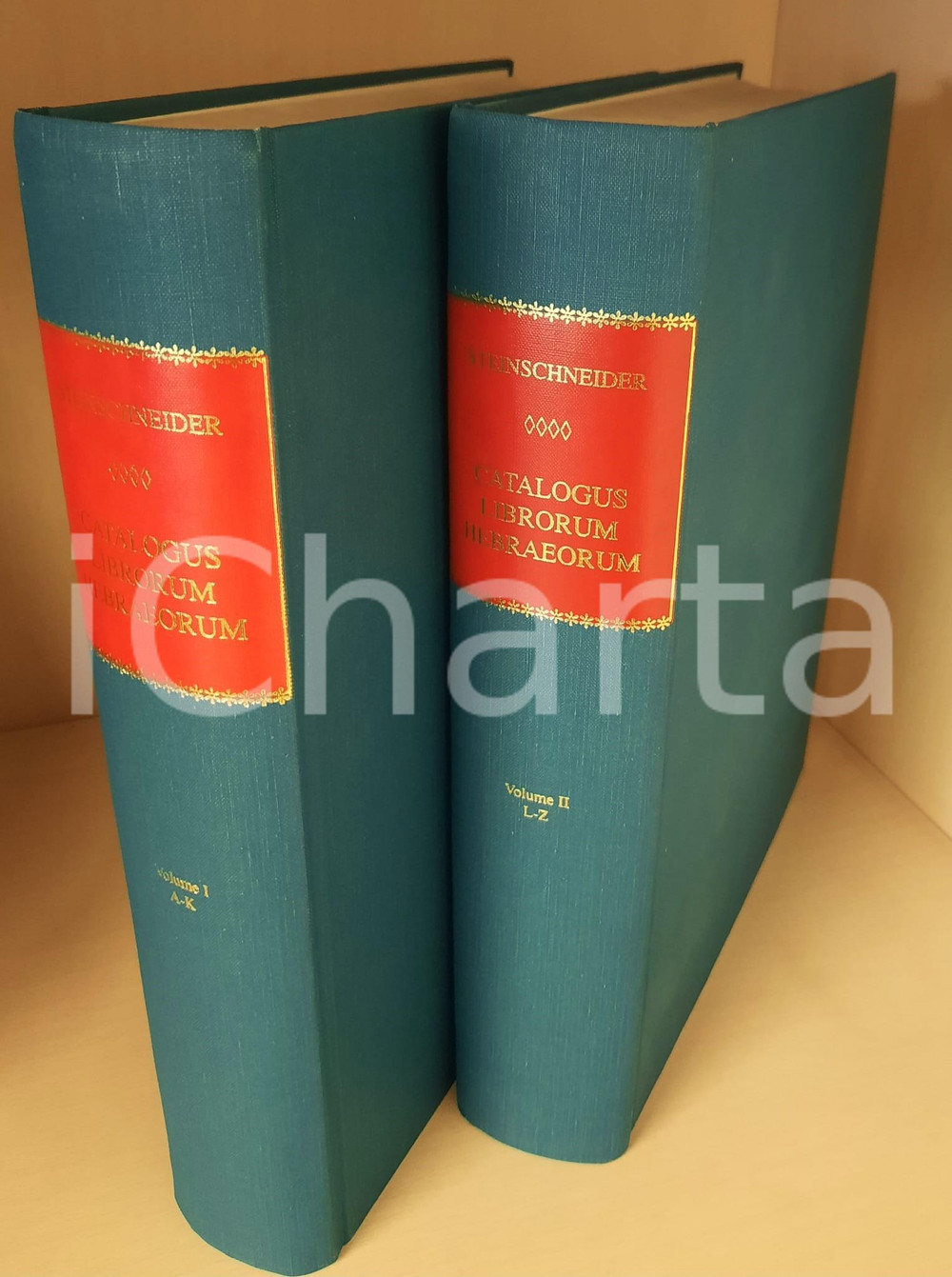 1860 Moritz STEINSCHNEIDER Catalogus librorum Hebraeorum - 2 voll. *REPRINT 1998 Opera in due volumi, copertina telata rigida, ristampa originale dell'edizione del 1860.L'opera cataloga i manoscritti ebraici della Bodleian Library di Oxford.Edizione limitata in 150 copie.PAGINE: 3103 + circa 100 non numerateEDITORE: Martino Fine Books - Mansfield Centre GOOD/buono lievi sporcature al taglio Formato: 21x28 cm originale e autentica 1