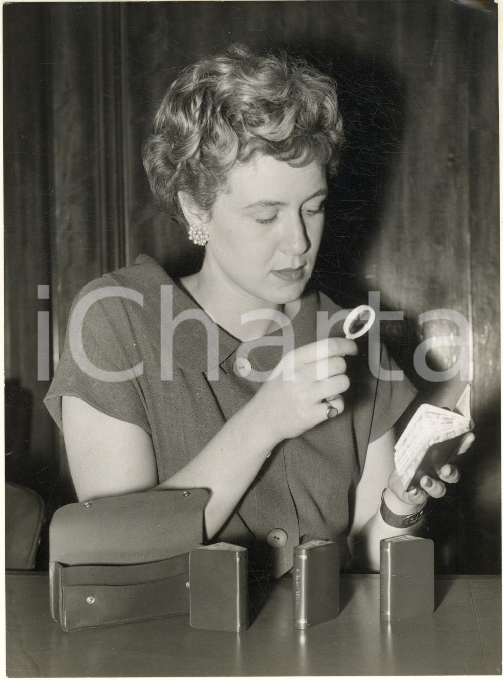 Fotografia d epoca originale 1959 LONDON Barter Street  Anne GOUDE swotting up Christmas Gifts in Leather 1
