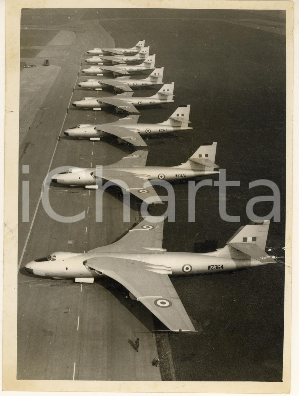 Fotografia d epoca originale 1956 GAYDON RAF Atom Bomber Squadron Vickers Valiant aircraft ready for training 1