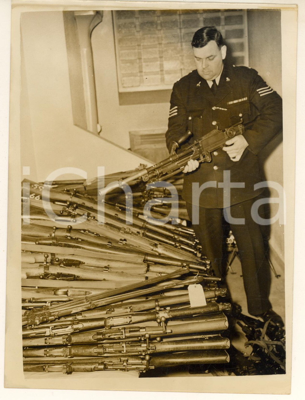 Fotografia d epoca originale 1953 BISHOP S STORTFORD UK Sgt. George HALSEY in a bren guns shop Photo 1