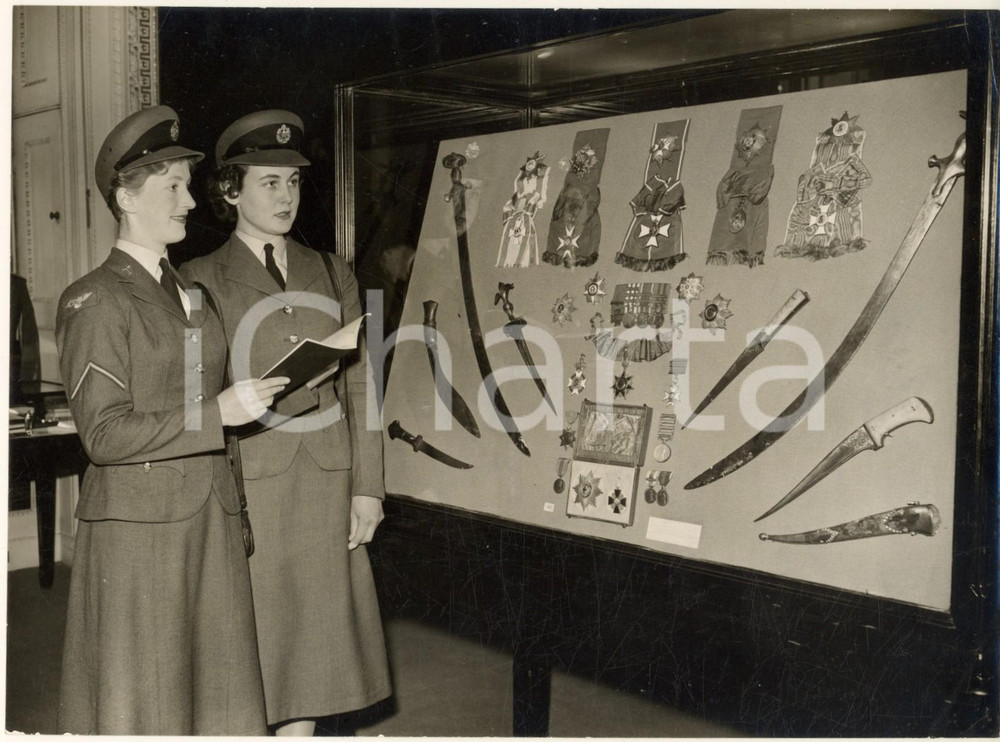 Fotografia d epoca originale 1956 LONDON Victoria Cross Centenary WRAF girls see Dighton PROBYN medals Photo 1