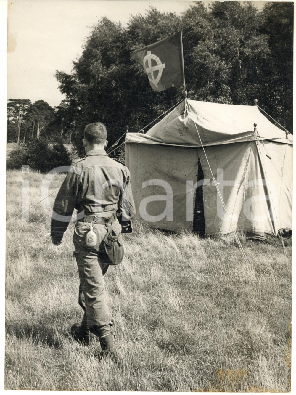 Fotografia d epoca originale 1962 NARFORD British Nazis Rally Follower walking past a tent with Celtic cross 1