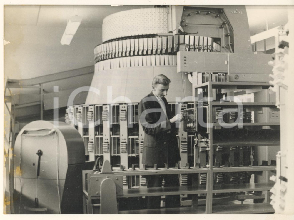1965 PFORZHEIM Deutsche Post - Primo distributore automatico per lettere *Foto Fotografia d'epoca con didascalia coeva.  POOR/danneggiato alone al margine sinistro; piccole mancanze di pellicola Formato: 18x13 cm originale e autentica 1