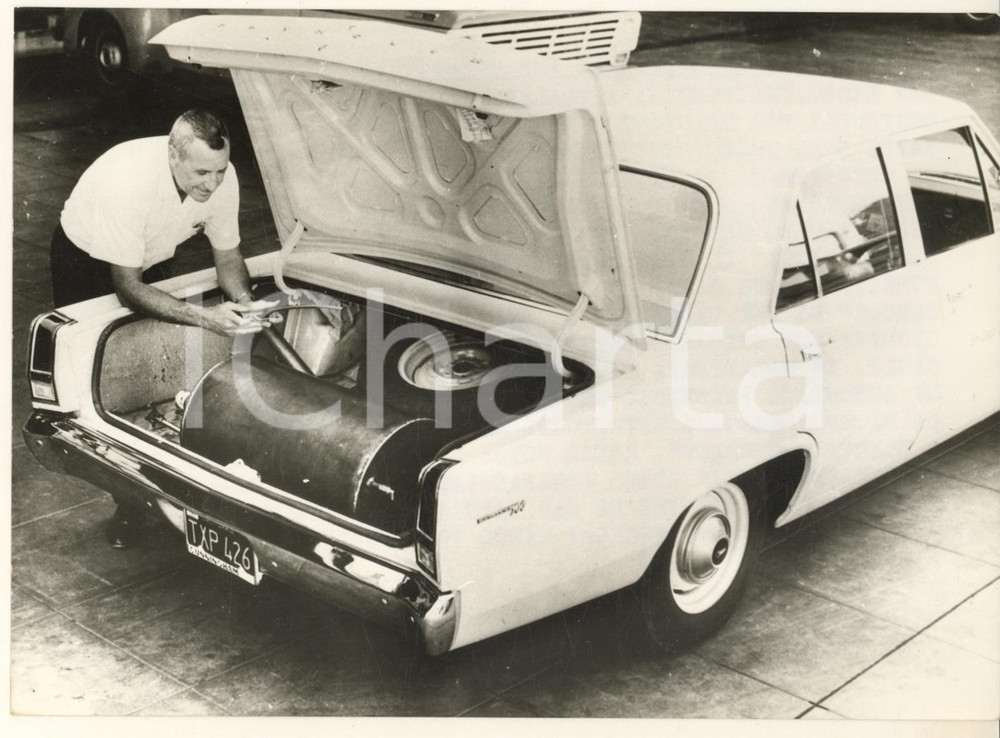 Fotografia d epoca originale 1968 SAN DIEGO USA VALIANT Saloon 500 con serbatoio per gas naturale Foto 1