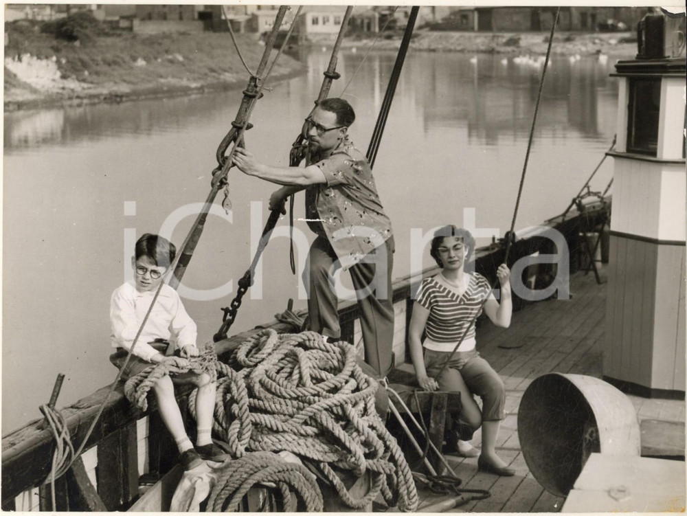Fotografia d epoca originale 1959 NEWHAVEN John Bernard MARKS with his family aboard on Boy Eric Photo 1