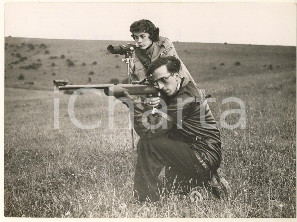 Fotografia d epoca originale 1958 PATCHAM Pamela ELLIS David PARRISH train for World Shooting Championships 1