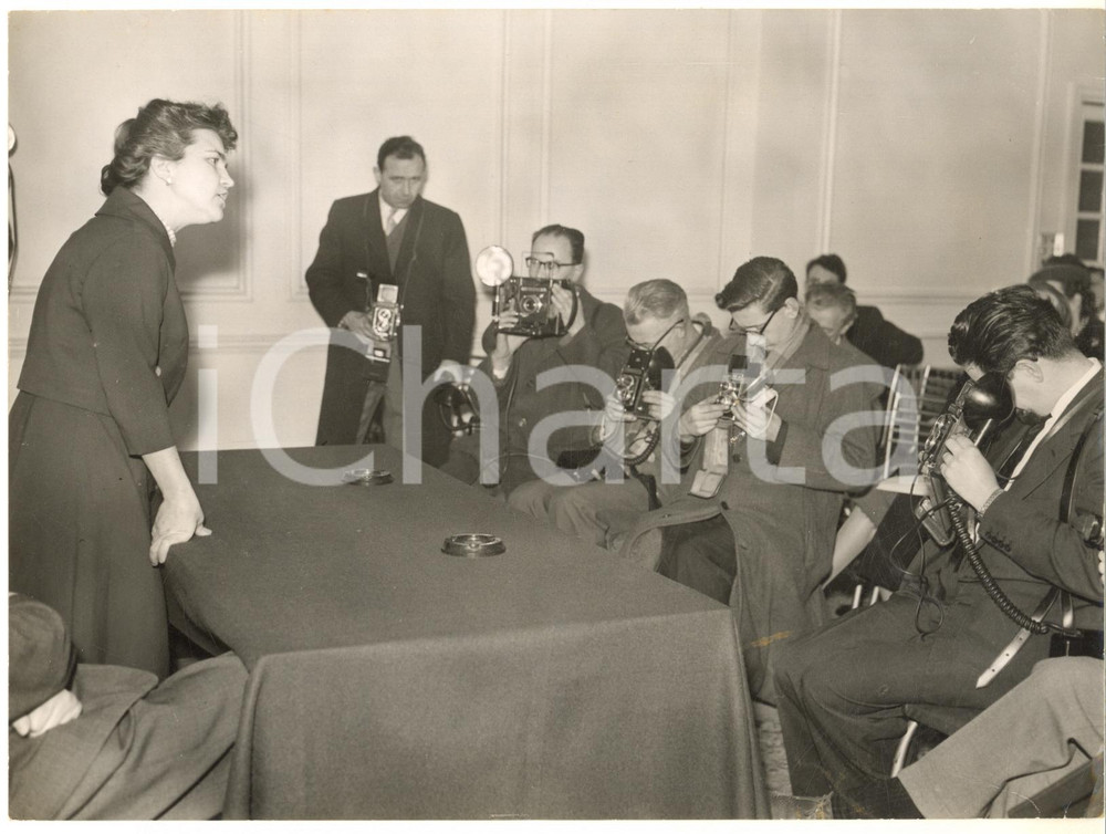 1960 LONDON Alla MASEVICH at Society for Cultural Relations with USSR *Photo Fotografia d'epoca con didascalia coeva.  CONDIZIONI: fair (piegature angolari)FORMATO: 20x15 cm     originale e autentica 1