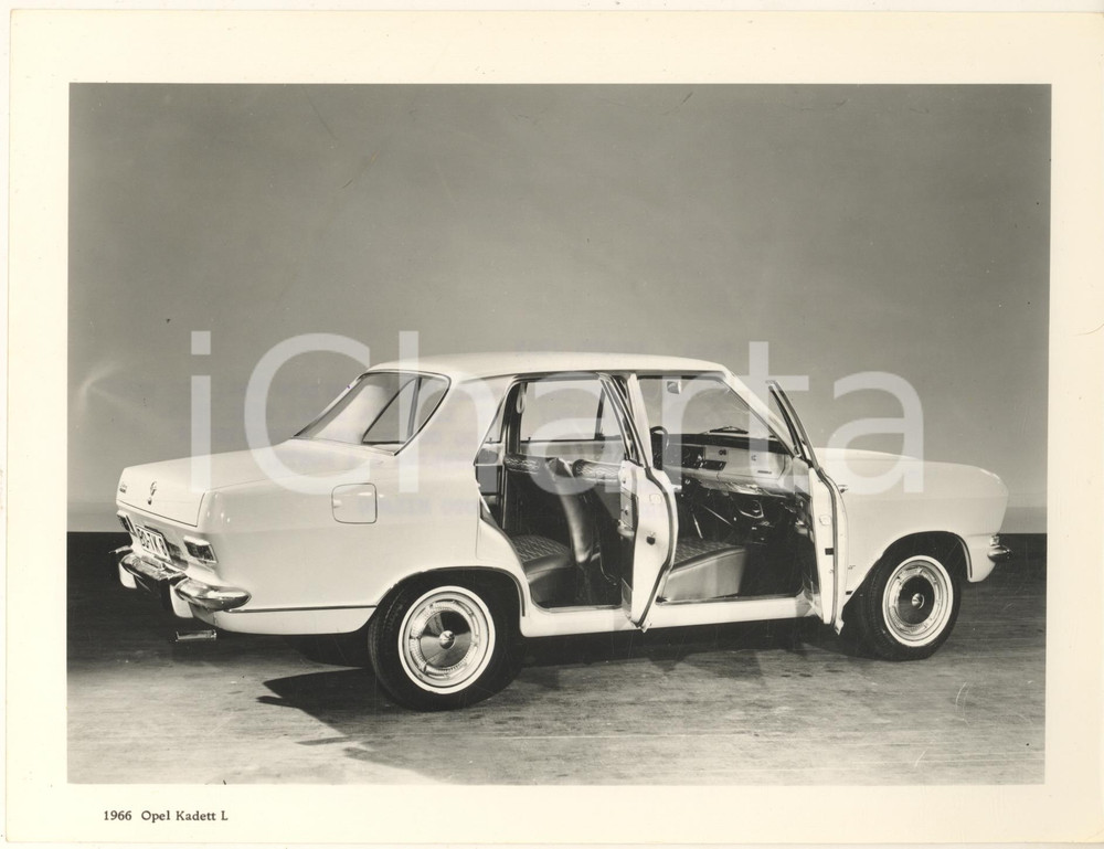 Fotografia d epoca originale 1965 AUTOMOBILISMO La nuova OPEL KADETT  L 1100 cc Foto 24x18 cm 1