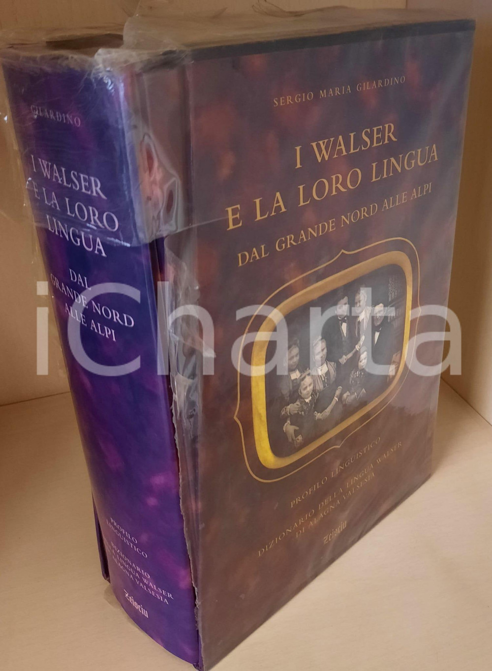 2008 Sergio Maria GILARDINO I Walser e la loro lingua - ALAGNA VALSESIA *Zeisciu Cartonato editoriale in cofanetto illustrato. Titolo completo: "I Walser e la loro lingua. Dal grande nord alle Alpi. Profilo linguistico della lingua walser di Alagna Valsesia".Volume chiuso nel cellophane originale.PAGINE: 1091EDITORE: Associazione Culturale Zeisciu Centro Studi (Bernate Ticino, Arti Grafiche Frattini)-  Alagna Valsesia GOOD/buono strappi al cellophane Formato: 18x25 cm originale e autentica 1