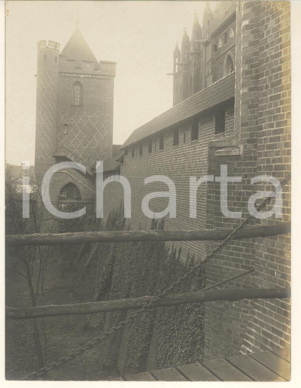 Fotografia d epoca originale 1920 MARIENBURG Dettaglio del cortile  REAL PHOTO cm 16x12 1