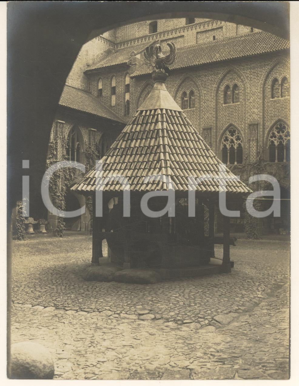 Fotografia d epoca originale 1920 MARIENBURG Dettaglio del cortile  REAL PHOTO cm 16x12 1