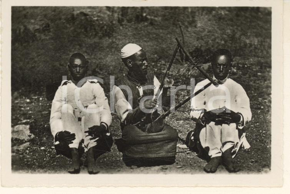 Fotografia d epoca originale 1935 ca A.O.I. ETIOPIA Musicista etiope suona il krar VERA FOTO cm 6x9 1