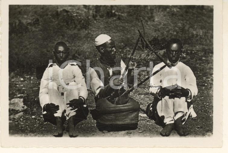 Fotografia d epoca originale 1935 ca A.O.I. ETIOPIA Musicista etiope suona il krar VERA FOTO cm 6x9 1