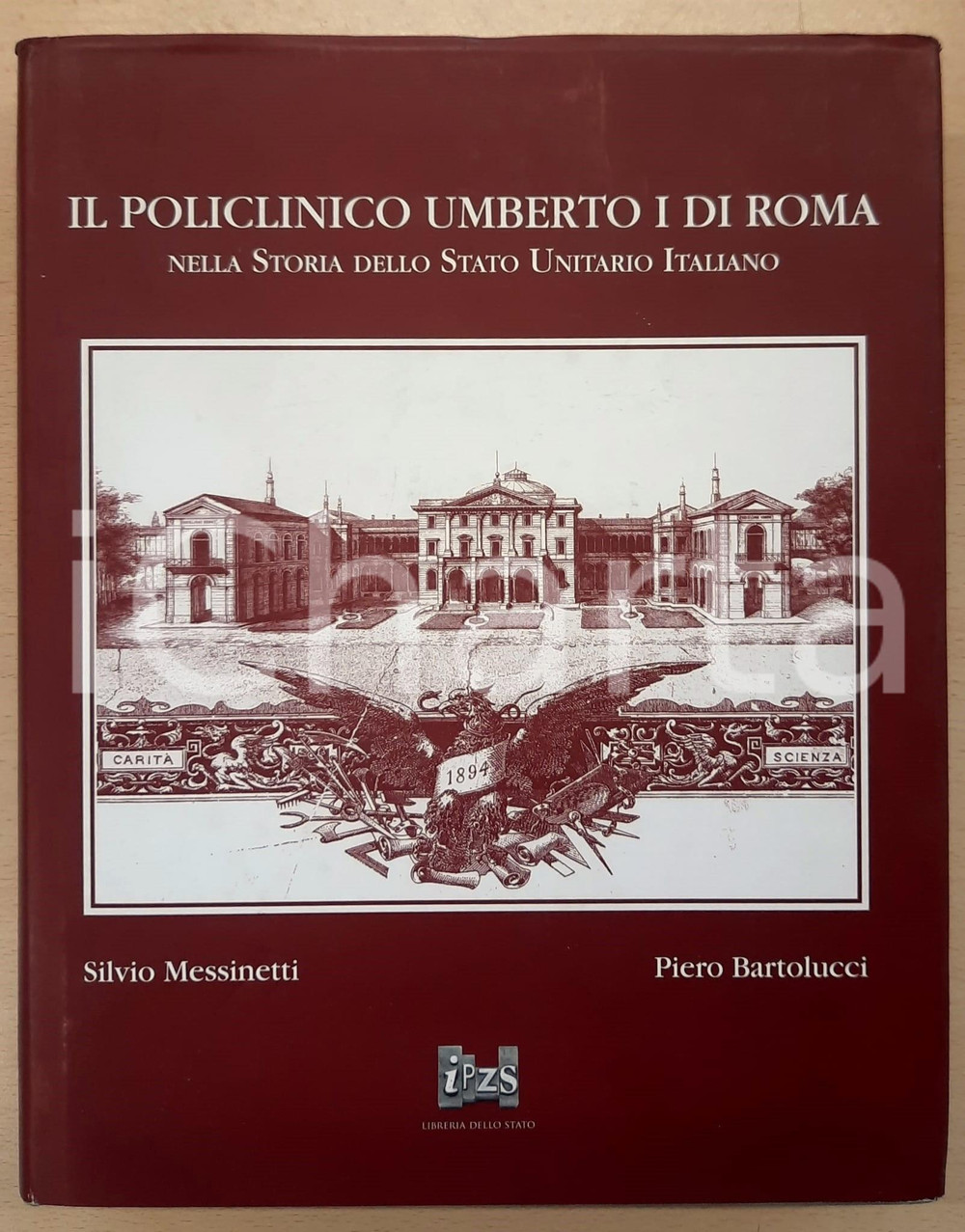 2012 Silvio MESSINETTI Piero BARTOLUCCI Il Policlinico Umberto I di Roma *IPZS Legatura editoriale in tela con sovraccoperta figurata. Riccamente illustrato b/n e a colori.PAGINE: 430EDITORE: IPZS - Libreria dello Stato - Roma GOOD/buono minime tracce d'uso alla sovraccoperta Formato: 23x29 cm originale e autentica 1