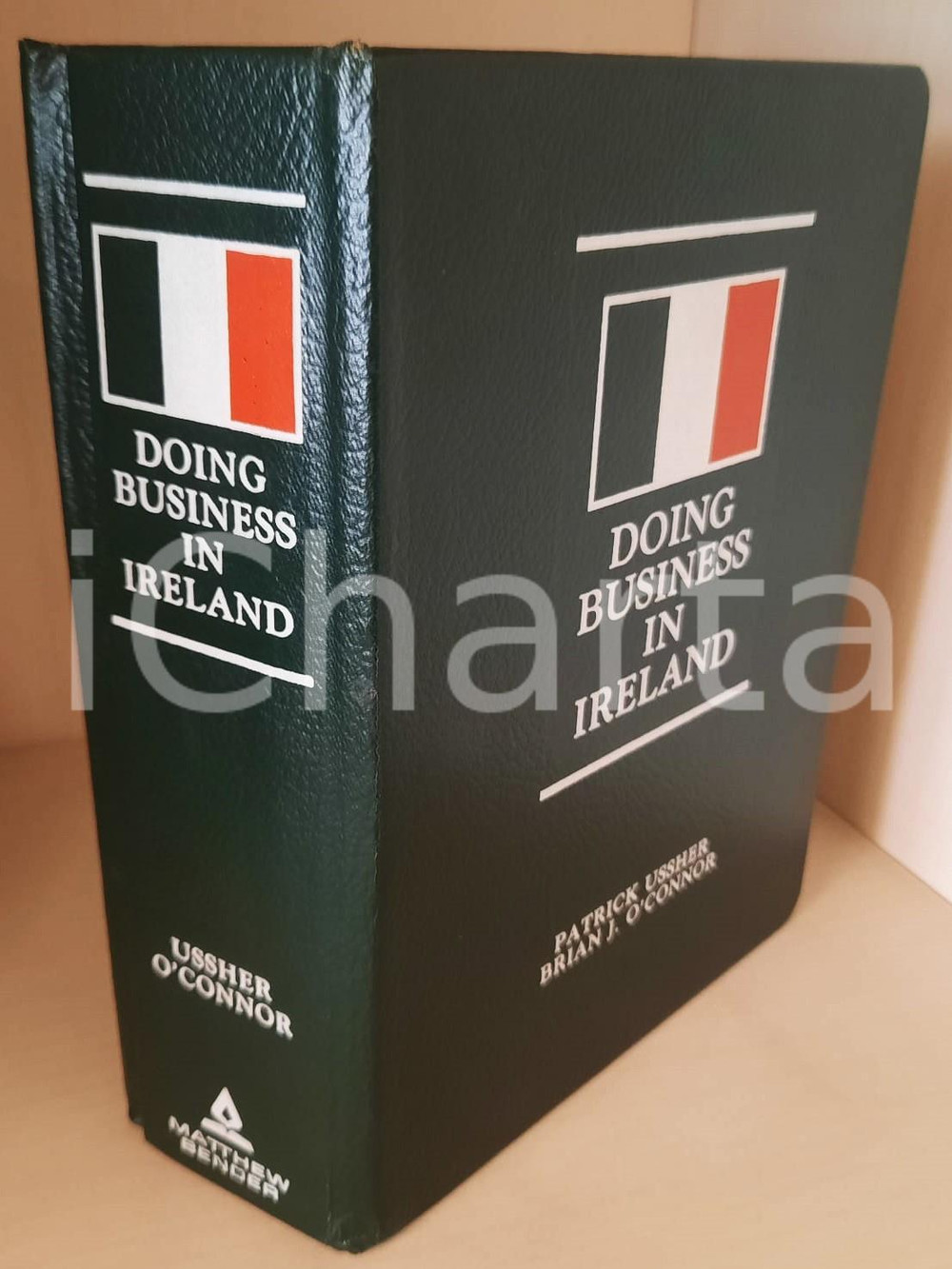 1987 Patrick USSHER - Brian O' CONNOR Doing business in Ireland *Ed. BENDER Volume originale, con copertina rigida. Si tratta di una raccolta, aggiornata annualmente, delle norme e regolamenti per gli affari in e verso l'Irlanda.EDITORE: Matthew Bender GOOD/buono ma lievi tracce d'uso in copertina Formato: 19x25 cm originale e autentica 1
