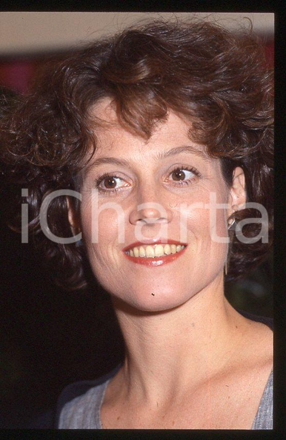 1995 ca Sigourney WEAVER Festival del cinema VENEZIA *35 mm vintage slide (14)  Diapositiva d'epoca, in formato 35 mm.CONDIZIONI: GOODE' severamente vietata la riproduzione. Tutti i diritti sono riservati.ICharta mette in vendita, sul negozio eBay e in esclusiva sul sito "icharta" il proprio archivio composto da numerose diapositive e negativi fotografici d'epoca, tutti originali e autentici, che attraversano la storia del costume italiano tra gli la fine degli anni Sessanta e Novanta.Si tratta di uno sguardo inedito sull'attualità, la politica, la vita quotidiana, il gossip e la cultura, che fotografa il cambiamento della nazione in quest'ultimo scorcio del XX secolo. Un'occasione unica per il mercato del collezionismo, che vede finalmente disponibile un archivio eccezionale per vastità, tematiche e condizioni, in un settore (il negativo fotografico e la diapositiva) di assoluta novità e dalle interessanti prospettive di investimento.  GOOD/buono   originale e autentica 1