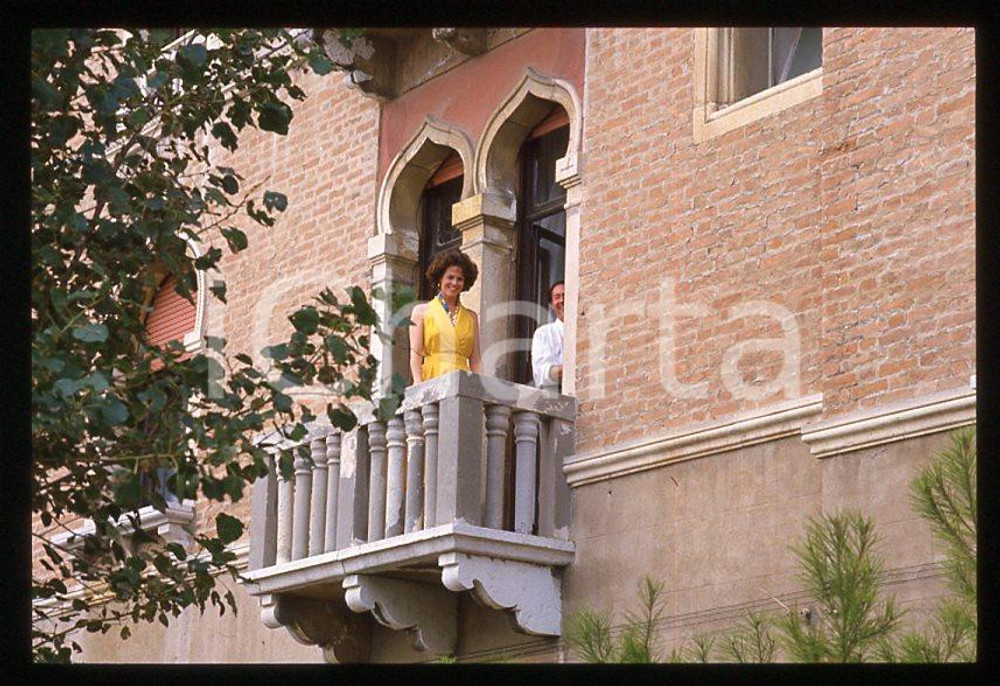 1995 ca Sigourney WEAVER Festival del cinema VENEZIA *35 mm vintage slide (33)  Diapositiva d'epoca, in formato 35 mm.CONDIZIONI: GOODE' severamente vietata la riproduzione. Tutti i diritti sono riservati.ICharta mette in vendita, sul negozio eBay e in esclusiva sul sito "icharta" il proprio archivio composto da numerose diapositive e negativi fotografici d'epoca, tutti originali e autentici, che attraversano la storia del costume italiano tra gli la fine degli anni Sessanta e Novanta.Si tratta di uno sguardo inedito sull'attualità, la politica, la vita quotidiana, il gossip e la cultura, che fotografa il cambiamento della nazione in quest'ultimo scorcio del XX secolo. Un'occasione unica per il mercato del collezionismo, che vede finalmente disponibile un archivio eccezionale per vastità, tematiche e condizioni, in un settore (il negativo fotografico e la diapositiva) di assoluta novità e dalle interessanti prospettive di investimento.  GOOD/buono   originale e autentica 1