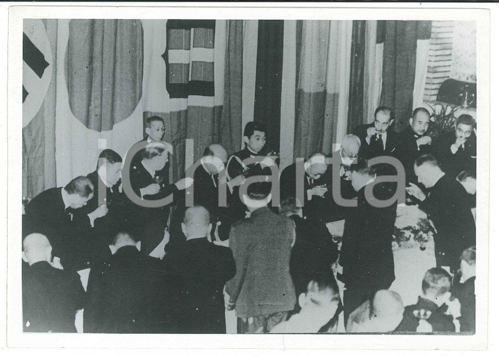 1940 WW2 PATTO TRIPARTITO - ITALIA GERMANIA GIAPPONE - Autorità - Brindisi (4) Fotografia d'epoca.  FAIR/discreto lieve piegatura al lato superiore Formato: 18x13 cm originale e autentica 1