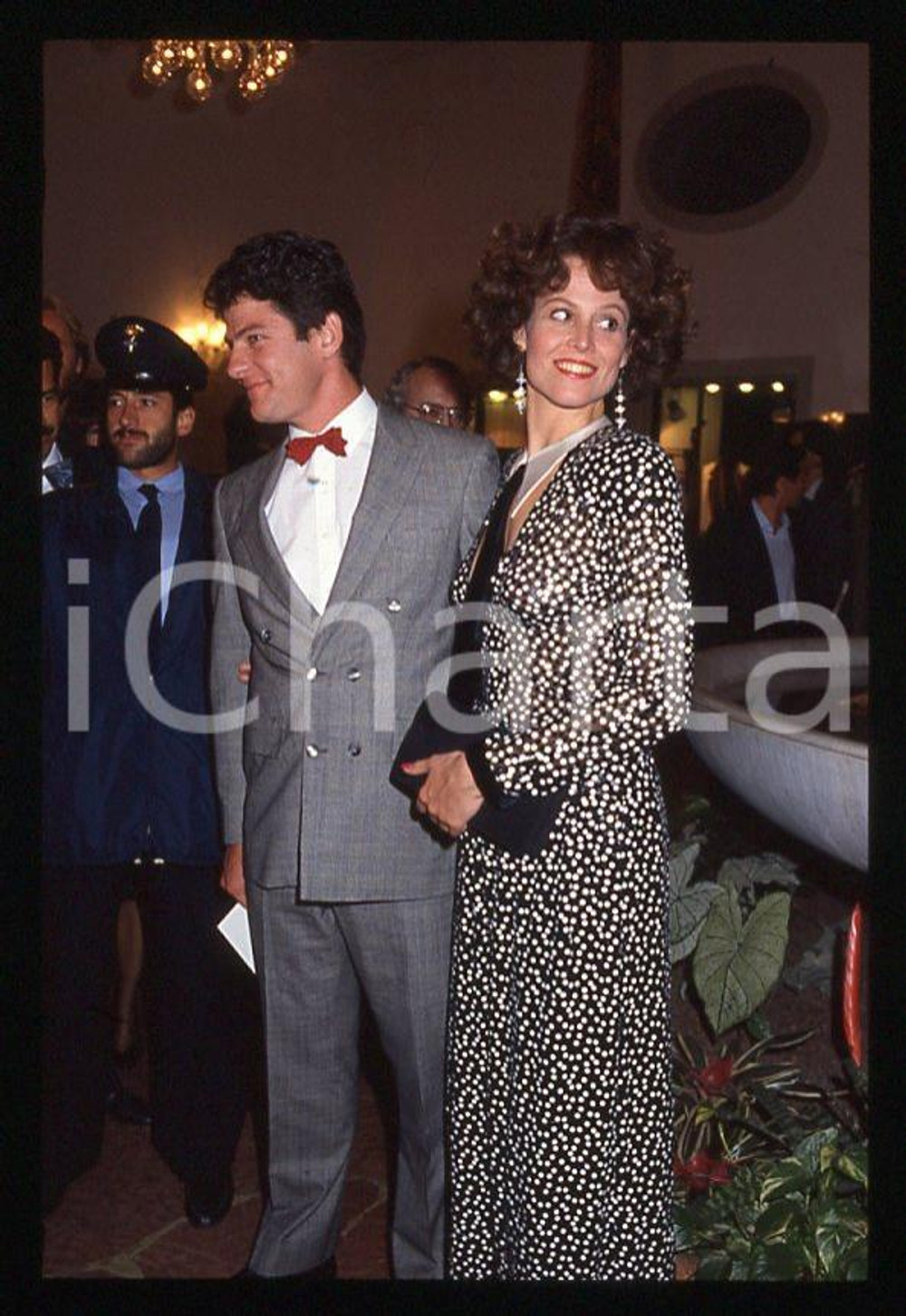 Fotografia d epoca originale 1986 Sigourney WEAVER Jim SIMPSON Festival VENEZIA 35 mm vintage slide 2 1