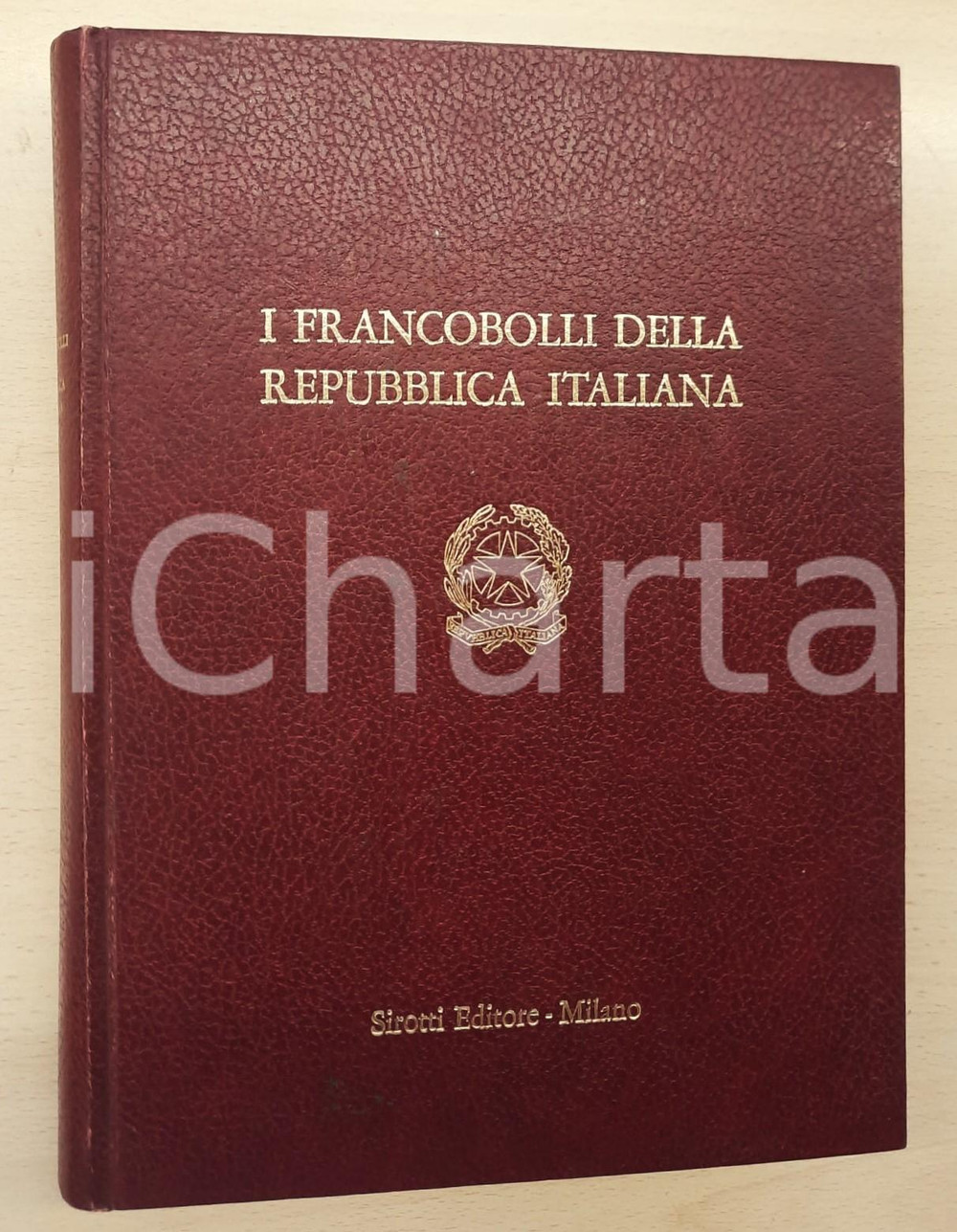 1973 I francobolli della Repubblica Italiana 1945-1972 *SIROTTI editore Copertina rigida rilegata in similpelle con titoli oro al piatto e al dorso.Autori: Vittorio Ghisolfi, Stefano Pigazza, Luigi Sirotti e Carlo Sterpone.EDITORE: Sirotti editore - MilanoPAGINE: 586 FAIR/discreto lievi sporcature al taglio; piccole abrasioni in copertina Formato: 21x29 cm originale e autentica 1