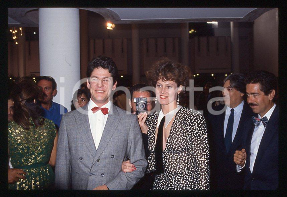 Fotografia d epoca originale 1986 Sigourney WEAVER Jim SIMPSON Festival VENEZIA 35 mm vintage slide 16 1
