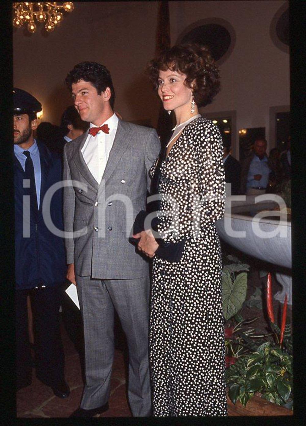 Fotografia d epoca originale 1986 Sigourney WEAVER Jim SIMPSON Festival VENEZIA 35 mm vintage slide 18 1
