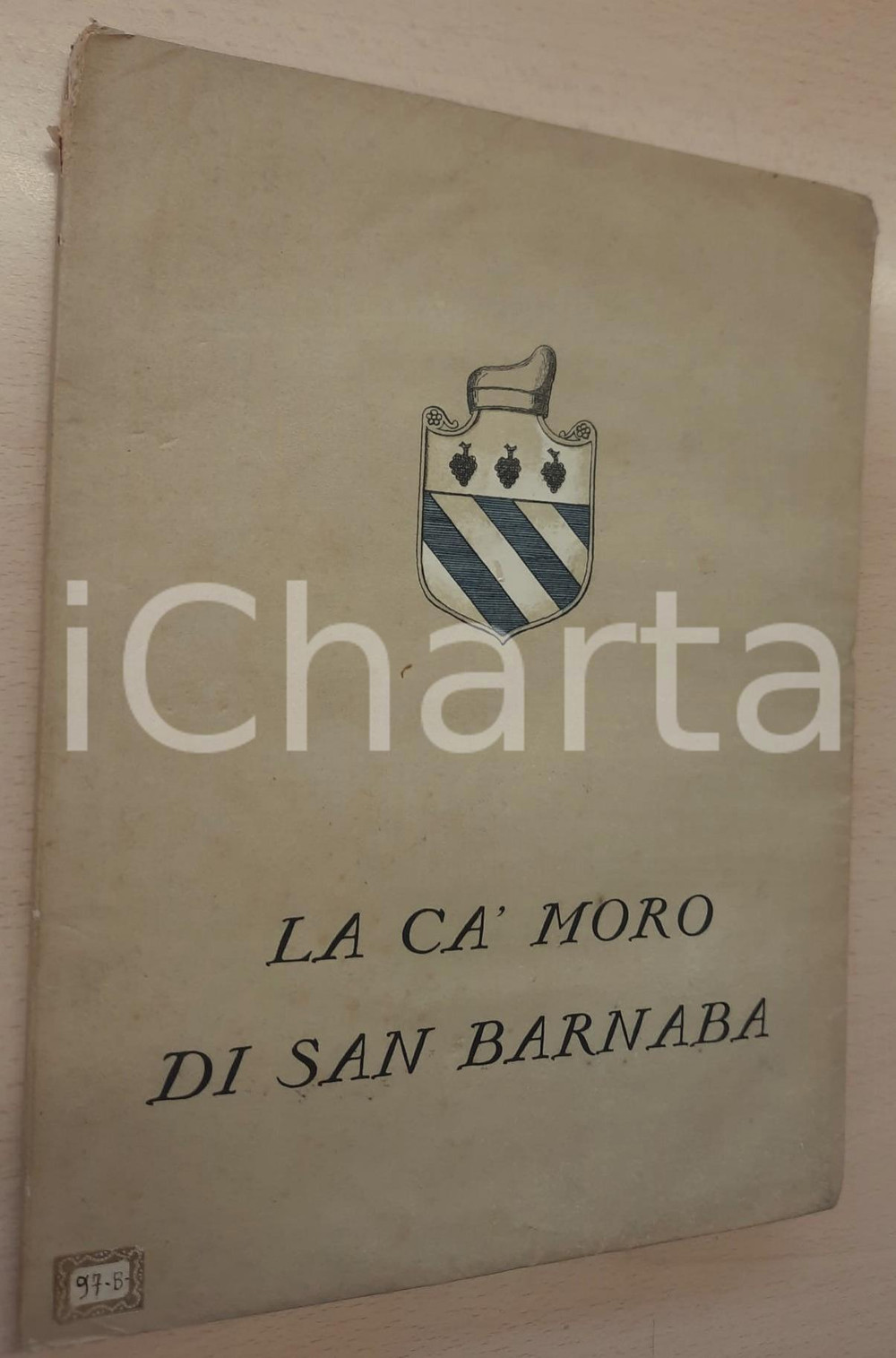 1949 Gino DAMERINI La Ca' Moro di S. Barnaba sul Canal Grande *AUTOGRAFO Pubblicazione originale d'epoca, con coperta illustrata. Edizione in 250 esemplari numerati (il presente è il numero 25).Illustrazioni b/n all'interno.Invio autografo dell'autore.PAGINE: 79EDITORE: Officine Carlo Ferrari - Venezia FAIR/discreto piccole sbrecciature e mancanze al dorso Formato: 22x29 cm originale e autentica 1