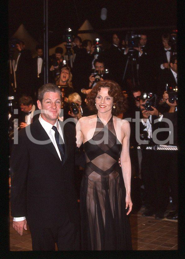 Fotografia d epoca originale 1985 ca Sigourney WEAVER Jim SIMPSON Festival di CANNES 35 mm vintage slide 8 1