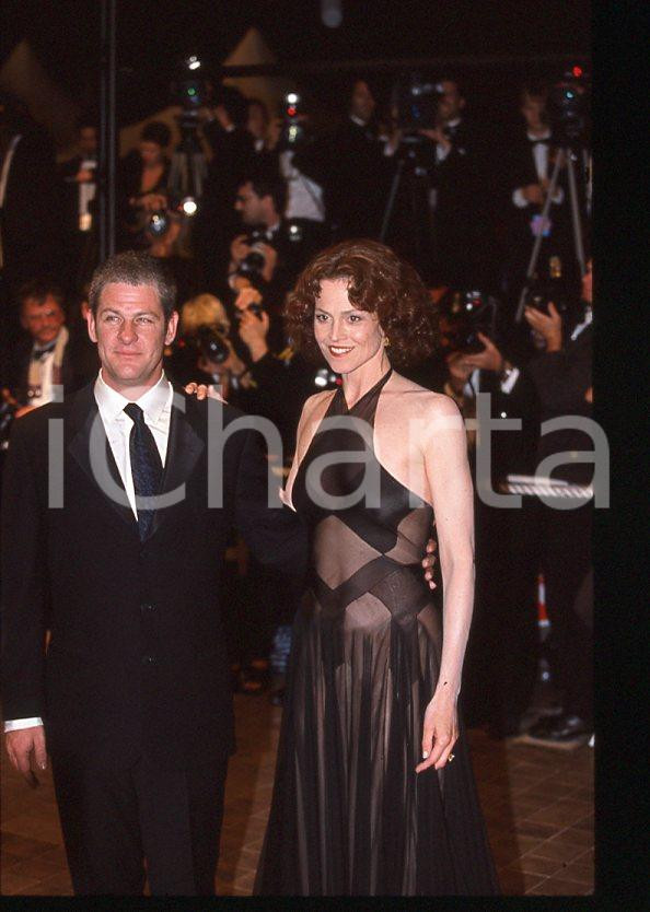 Fotografia d epoca originale 1985 ca Sigourney WEAVER Jim SIMPSON Festival di CANNES 35 mm vintage slide 9 1
