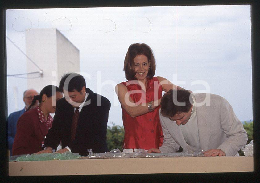 Fotografia d epoca originale 1990 ca Ang LEE Sigourney WEAVER Kevin KLINE Festival CANNES 35 mm vintage slide 1