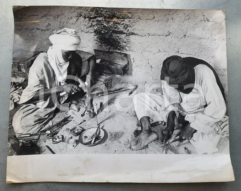 Fotografia d epoca originale 1950 ca AGADEZ NIGER Argentieri al lavoro Foto COSTUME AFRICA 30x23 cm 1