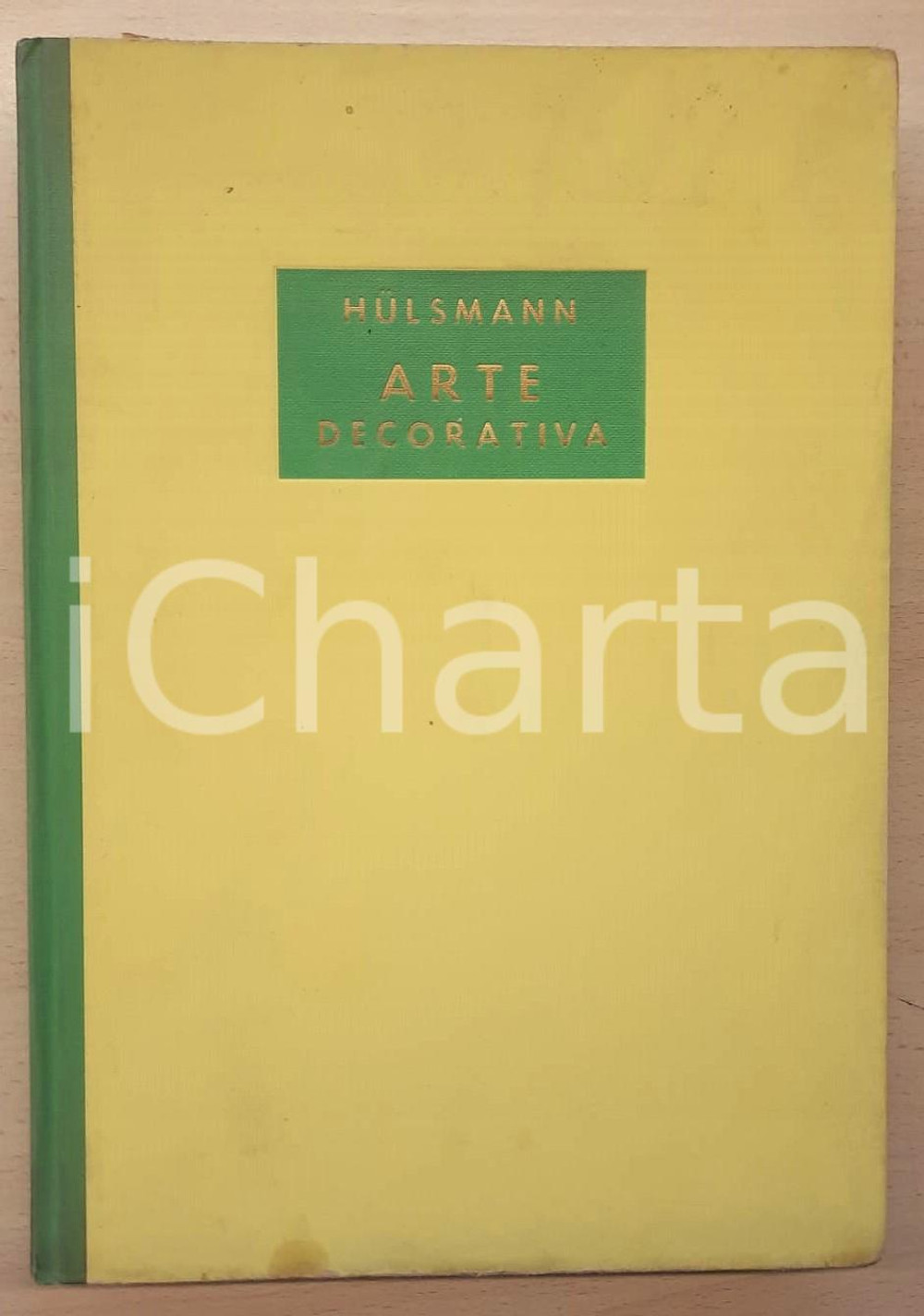 1954 Eva HULSMANN Arte decorativa *1^ ed. illustrata AUTOGRAFO Pubblicazione originale d'epoca, con copertina rigida. Prima edizione numerata, esemplare n° 506 firmato dall'autrice.Riccamente illustrata a colori.PAGINE: 100 tavoleEDITORE: Libreria Corticelli Milano - Edizioni di Scienze e Arti FAIR/discreto tracce d'uso e macchia in copertina, con minime sbrecciature; un paio di minime macchie all'interno Formato: 24x34 cm originale e autentica 1