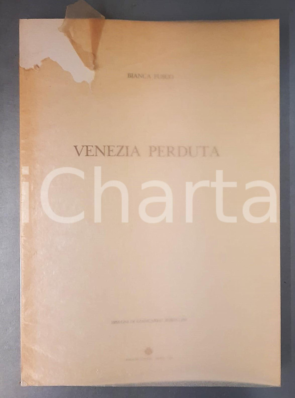 1987 Bianca FUSCO Venezia perduta - Disegni BORELLINI *Invio AUTOGRAFO Pubblicazione originale d'epoca, con copertina flessibile e velina protettiva. Disegni di Giancarlo Borellini.Invio autografo dell'autrice.PAGINE: 51EDITORE: Edizioni Acelum - Asolo FAIR/discreto buone condizioni interne, ma strappo alla velina protettiva Formato: 24x34 cm originale e autentica 1