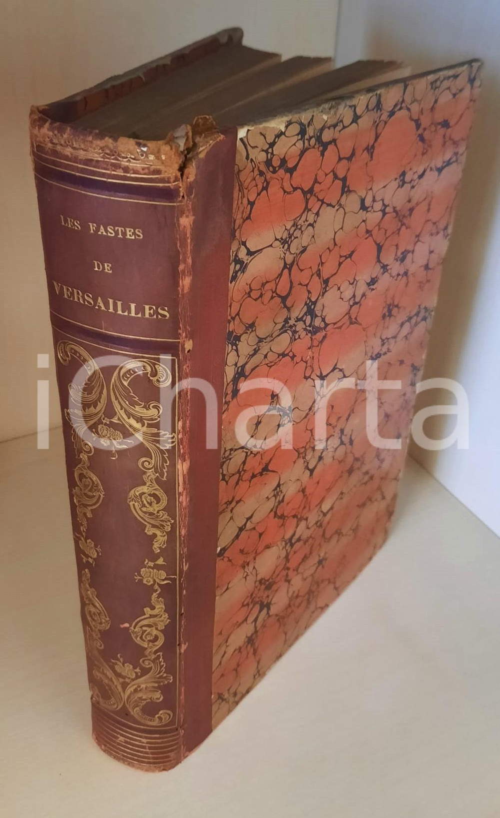 1839 M. H. FORTOUL Les fastes de Versailles - Ed. H. DELLOYE - PARIS Legatura editoriale con copertina rigida, titoli dorati al dorso.Illustrato con pregevoli litografie.PAGINE: 327EDITORE: H. Delloye - Paris POOR/danneggiato parziale distacco della legatura dal dorso, rosure in copertina, fioriture diffuse e macchie all'interno Formato: 17x26 cm originale e autentica 1