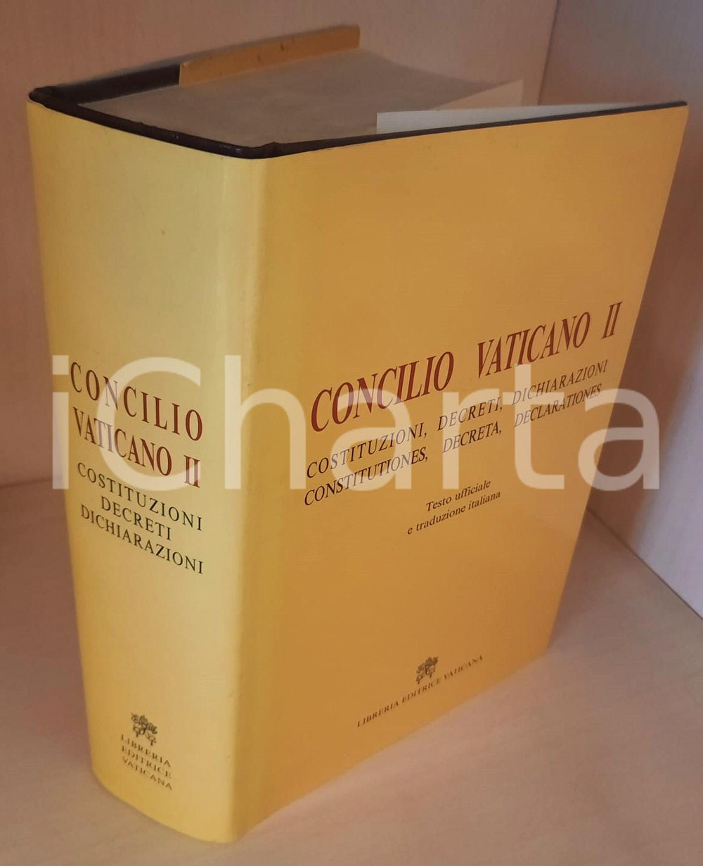 1998 ROMA Concilio Vaticano II - Costituzioni, decreti, dichiarazioni Legatura editoriale con copertina rigida in similpelle, titoli dorati ai piatti e al dorso.Sovraccoperta ad alette.PAGINE: 1667EDITORE: Libreria Editrice Vaticana FAIR/discreto buone condizioni interne, ma scoloritura alla sovraccoperta Formato: 14x20 cm originale e autentica 1