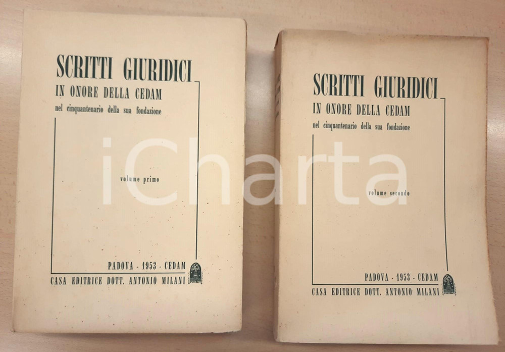 1953 PADOVA Scritti giuridici in onore della CEDAM - Cinquantenario *2 voll. Brossura editoriale, con copertina flessibile.In due volumi, intonsi.PAGINE: 601EDITORE: Padova - Cedam FAIR/discreto buone condizioni interne, ma fioriture in copertina, al taglio e alle prime pagine; segni di piegatura al dorso e piccole sbrecciature Formato: 18x26 cm originale e autentica 1