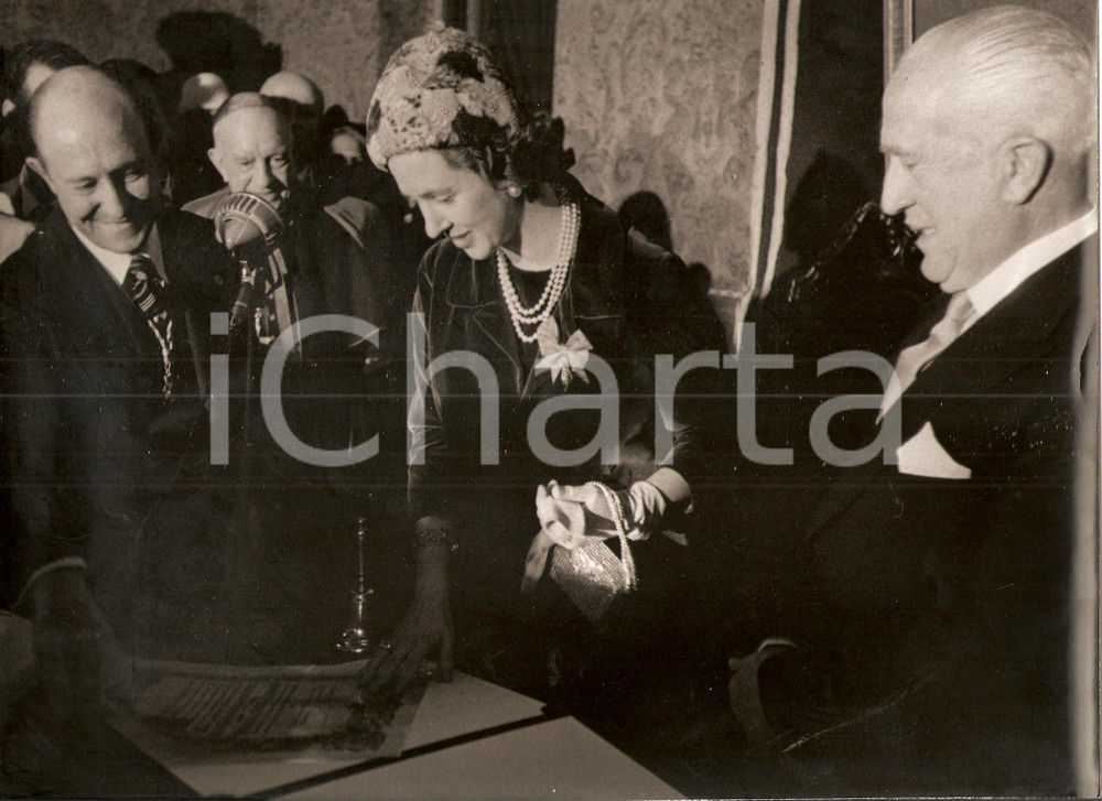Fotografia d epoca originale 1960 MADRID Fabiola MORA Y ARAGON riceve pergamena figlia prediletta della cittÃ  1