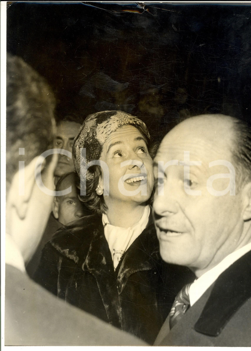 1960 MADRID Fabiola MORA Y ARAGON riceve l'omaggio della città *Foto (1) DATA: 1960 LUOGO: MADRIDTITOLO: DONNA FABIOLA MORA Y ARAGON IN VISITADESCRIZIONE: Fotografia d'epoca.FORMATO: 21 x 30 cm  POOR/danneggiato vasto alone e piegatura con piccolo taglio al margine superiore  originale e autentica 1