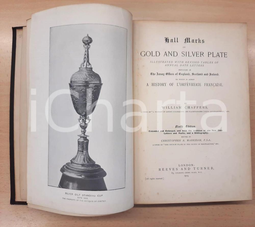1905 W. CHAFFERS Hall Marks of Gold and Silver Plate - 9th edition Legatura editoriale telata; titoli dorati ai piatti e al dorso.PAGINE: 299EDITORE: Reeves & Turner- London VERY POOR/gravemente danneggiato legatura lenta, con un fascicolo quasi distaccato; scoloriture e tracce d'uso alla legatura Formato: 18x26 cm originale e autentica 1