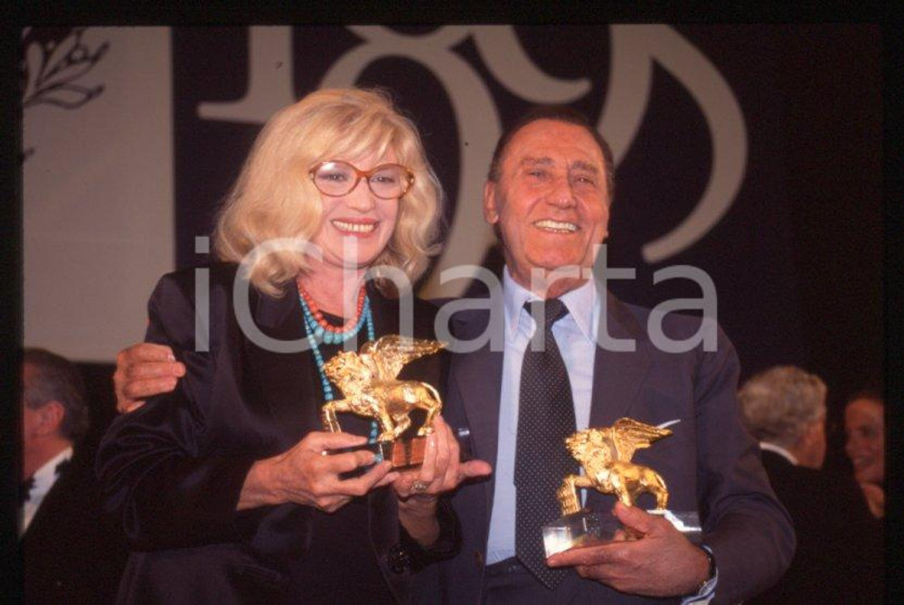 Fotografia d epoca originale 1995 Alberto SORDI Monica VITTI con Leone d oro  35 mm vintage slide 1 1