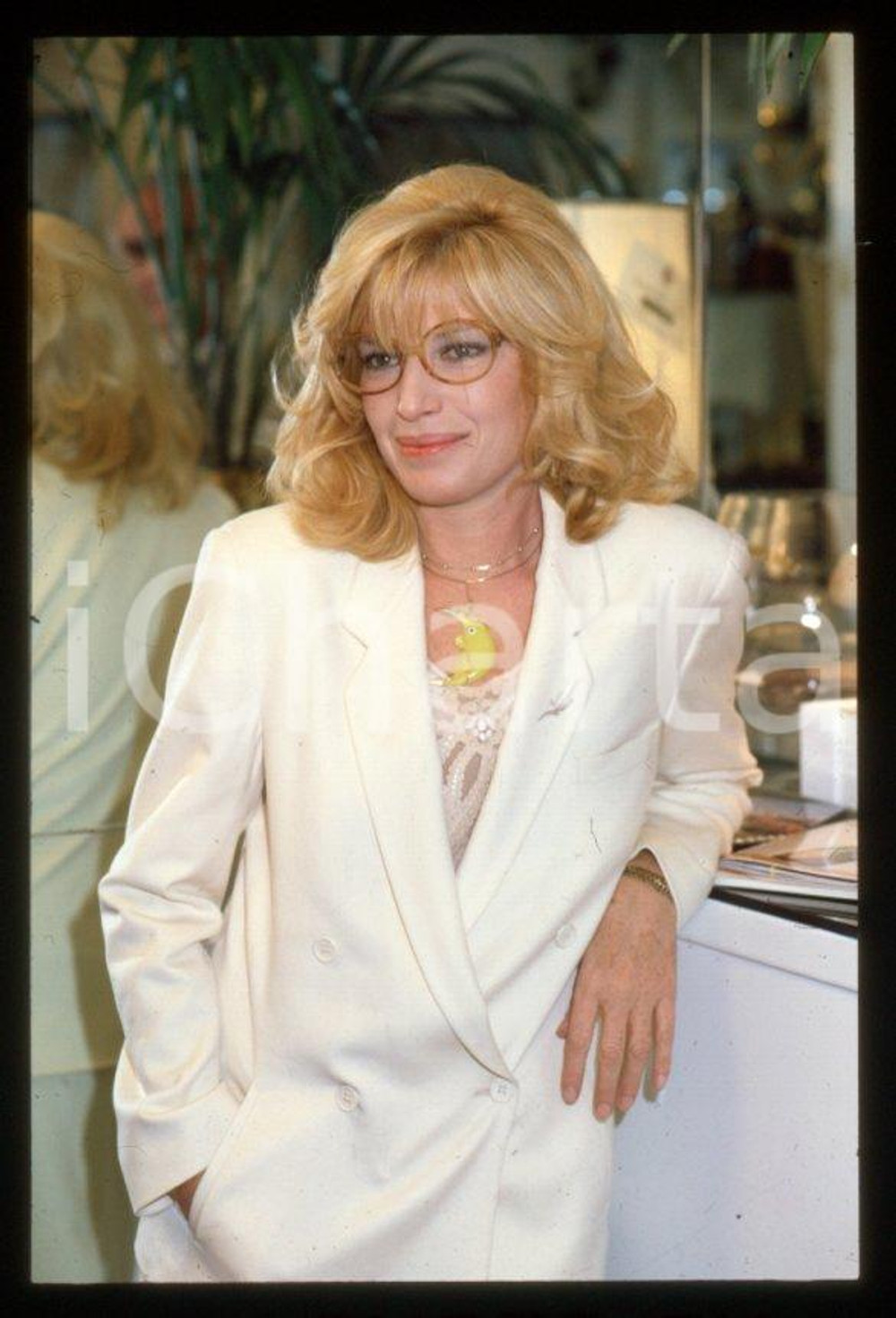 1995 ca Monica VITTI Ritratto dell'attrice * 35 mm vintage slide (6)  Diapositiva d'epoca, in formato 35 mm.CONDIZIONI: GOODE' severamente vietata la riproduzione. Tutti i diritti sono riservati.ICharta mette in vendita, sul negozio eBay e in esclusiva sul sito "icharta" il proprio archivio composto da numerose diapositive e negativi fotografici d'epoca, tutti originali e autentici, che attraversano la storia del costume italiano tra gli la fine degli anni Sessanta e Novanta.Si tratta di uno sguardo inedito sull'attualità, la politica, la vita quotidiana, il gossip e la cultura, che fotografa il cambiamento della nazione in quest'ultimo scorcio del XX secolo. Un'occasione unica per il mercato del collezionismo, che vede finalmente disponibile un archivio eccezionale per vastità, tematiche e condizioni, in un settore (il negativo fotografico e la diapositiva) di assoluta novità e dalle interessanti prospettive di investimento.  GOOD/buono   originale e autentica 1