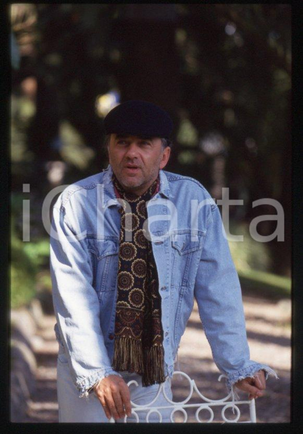 1995 ca Giorgio FALETTI Ritratto dell'autore * 35 mm vintage slide (10)  Diapositiva d'epoca, in formato 35 mm.CONDIZIONI: GOODE' severamente vietata la riproduzione. Tutti i diritti sono riservati.ICharta mette in vendita, sul negozio eBay e in esclusiva sul sito "icharta" il proprio archivio composto da numerose diapositive e negativi fotografici d'epoca, tutti originali e autentici, che attraversano la storia del costume italiano tra gli la fine degli anni Sessanta e Novanta.Si tratta di uno sguardo inedito sull'attualità, la politica, la vita quotidiana, il gossip e la cultura, che fotografa il cambiamento della nazione in quest'ultimo scorcio del XX secolo. Un'occasione unica per il mercato del collezionismo, che vede finalmente disponibile un archivio eccezionale per vastità, tematiche e condizioni, in un settore (il negativo fotografico e la diapositiva) di assoluta novità e dalle interessanti prospettive di investimento.  GOOD/buono   originale e autentica 1