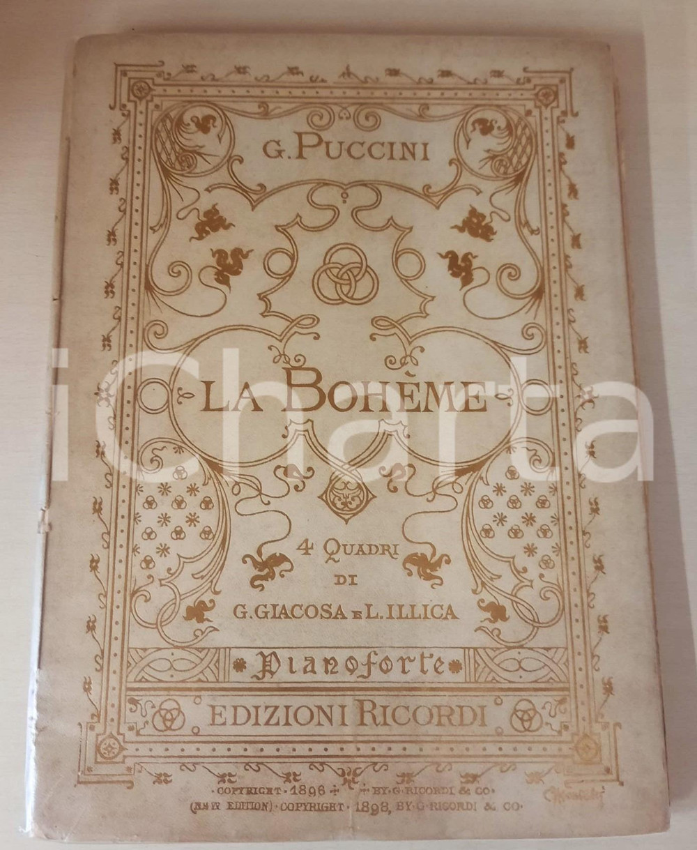 1908 Giacomo PUCCINI La Bohème *Ed. Ricordi MILANO - DANNEGGIATO ill. MONTALTI Pubblicazione originale d'epoca, contenente la partitura della Bohème, con pregevole copertina illustrata da Alfredo Montalti.PAGINE: 144EDITORE: G. Ricordi - Milano VERY POOR/gravemente danneggiato legatura lenta, con mancanze al dorso, strappi e macchie all'interno Formato: 20x28 cm originale e autentica 1